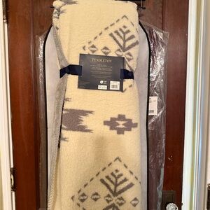 Pendleton Cream and Gray Geometric Blanket